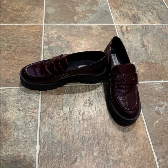 Steve Madden Burgundy Slip-On Loafers with Cushioned Insole and Sleek Design - Picture 3 of 8